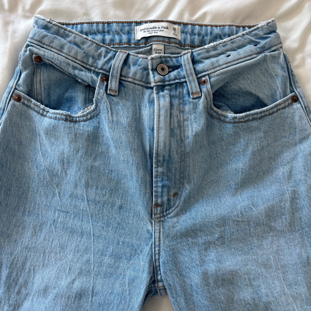 Abercrombie and fitch the 90s relaxed Jean high rise. Size 26/2L. Curve love